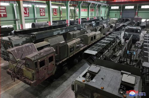 金正恩連續三日視察軍工廠,洲際導彈發射車生產車間首次公開