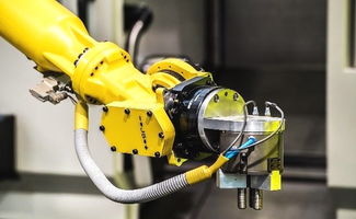 實(shí)施 工業(yè)4.0 戰(zhàn)略,將使從原材料變?yōu)楫a(chǎn)品的過程更加多產(chǎn)和高效